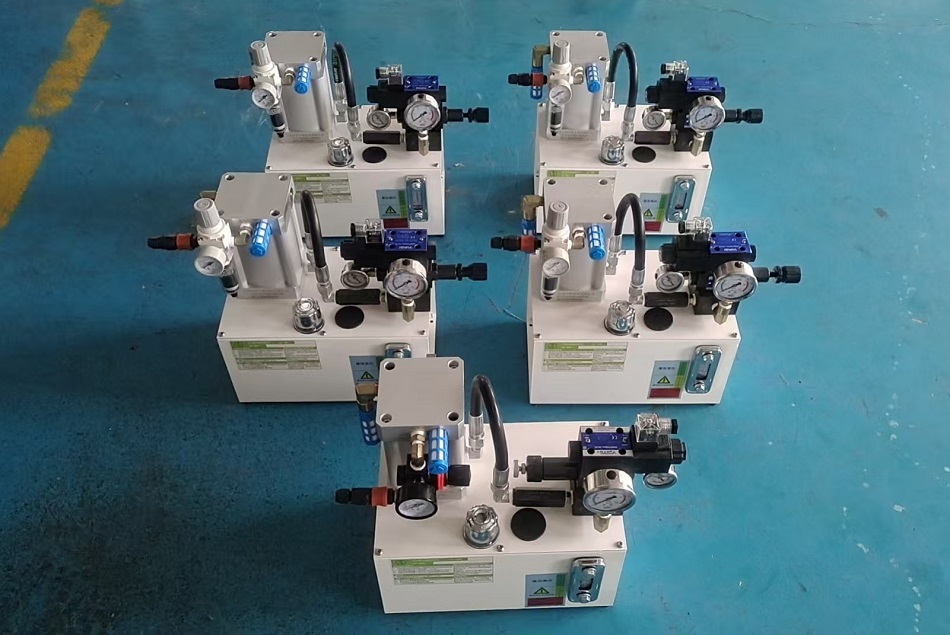 Pneumatic energy-saving hydraulic station